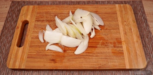 Фото приготовления рецепта: Курица, тушенная с овощами, грибами и вином - шаг №6