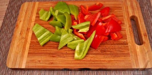 Фото приготовления рецепта: Курица, тушенная с овощами, грибами и вином - шаг №10