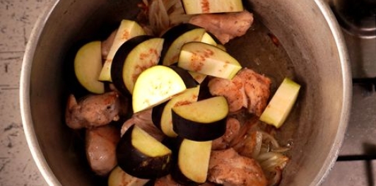 Фото приготовления рецепта: Курица, тушенная с овощами, грибами и вином - шаг №13