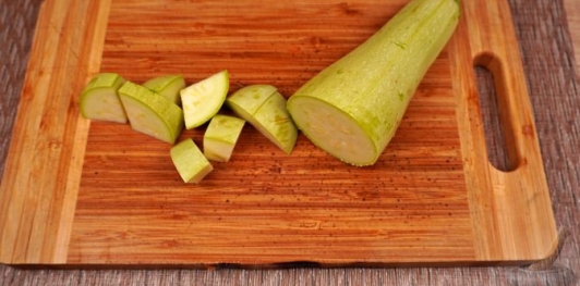 Фото приготовления рецепта: Курица, тушенная с овощами, грибами и вином - шаг №9