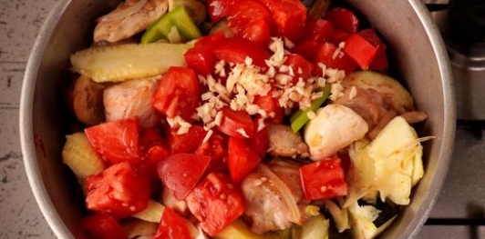 Фото приготовления рецепта: Курица, тушенная с овощами, грибами и вином - шаг №17