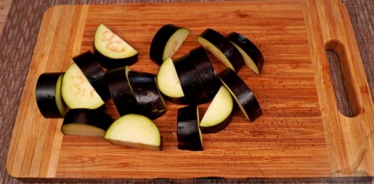 Фото приготовления рецепта: Курица, тушенная с овощами, грибами и вином - шаг №8