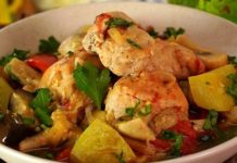 Курица, тушенная с овощами, грибами и вином