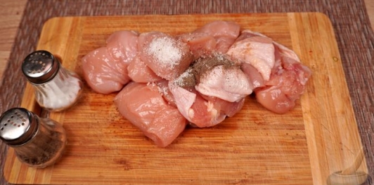 Фото приготовления рецепта: Курица, тушенная с овощами, грибами и вином - шаг №3