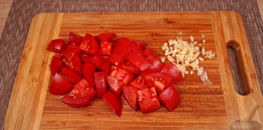 Фото приготовления рецепта: Курица, тушенная с овощами, грибами и вином - шаг №16