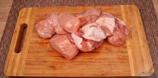 Фото приготовления рецепта: Курица, тушенная с овощами, грибами и вином - шаг №2