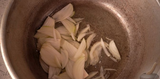 Фото приготовления рецепта: Курица, тушенная с овощами, грибами и вином - шаг №7