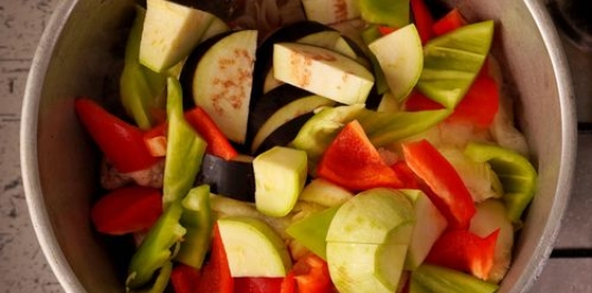 Фото приготовления рецепта: Курица, тушенная с овощами, грибами и вином - шаг №14