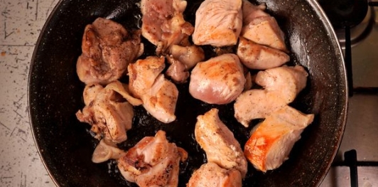 Фото приготовления рецепта: Курица, тушенная с овощами, грибами и вином - шаг №5