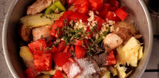 Фото приготовления рецепта: Курица, тушенная с овощами, грибами и вином - шаг №19