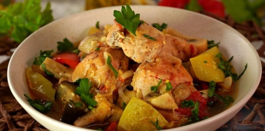 Фото приготовления рецепта: Курица, тушенная с овощами, грибами и вином - шаг №21