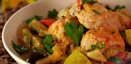 Фото приготовления рецепта: Курица, тушенная с овощами, грибами и вином - шаг №22