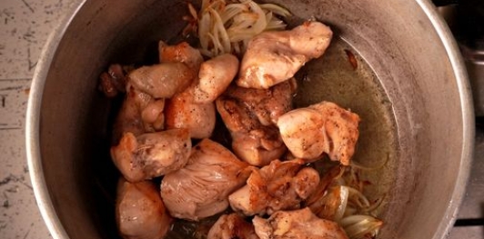 Фото приготовления рецепта: Курица, тушенная с овощами, грибами и вином - шаг №12