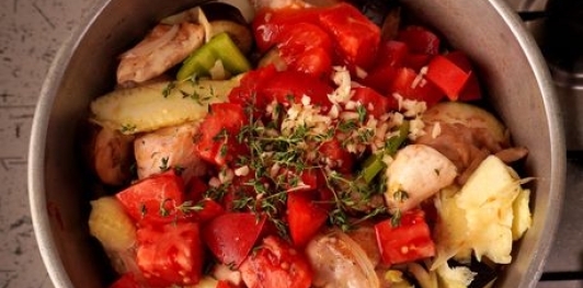 Фото приготовления рецепта: Курица, тушенная с овощами, грибами и вином - шаг №18