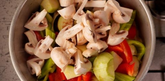 Фото приготовления рецепта: Курица, тушенная с овощами, грибами и вином - шаг №15