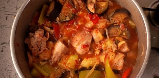 Фото приготовления рецепта: Курица, тушенная с овощами, грибами и вином - шаг №20