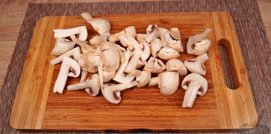 Фото приготовления рецепта: Курица, тушенная с овощами, грибами и вином - шаг №11