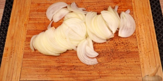 Фото приготовления рецепта: Курица в сливочном соусе с грибами и черемшой - шаг №2