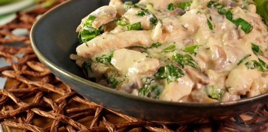 Фото приготовления рецепта: Курица в сливочном соусе с грибами и черемшой - шаг №19