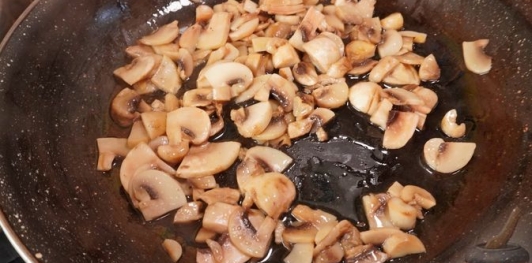 Фото приготовления рецепта: Курица в сливочном соусе с грибами и черемшой - шаг №7