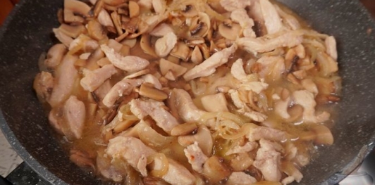 Фото приготовления рецепта: Курица в сливочном соусе с грибами и черемшой - шаг №12