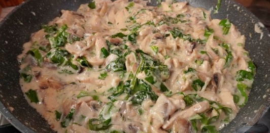 Фото приготовления рецепта: Курица в сливочном соусе с грибами и черемшой - шаг №18