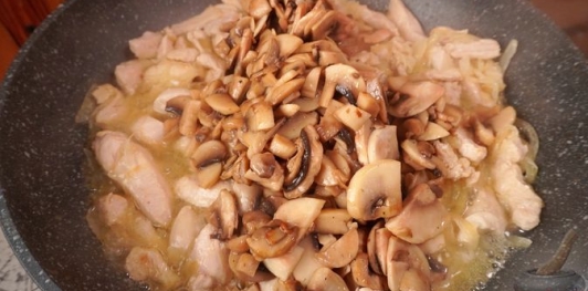 Фото приготовления рецепта: Курица в сливочном соусе с грибами и черемшой - шаг №11