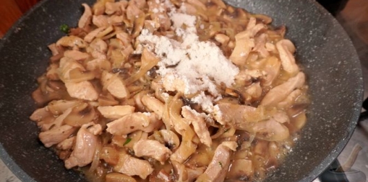 Фото приготовления рецепта: Курица в сливочном соусе с грибами и черемшой - шаг №15