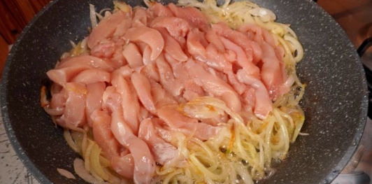 Фото приготовления рецепта: Курица в сливочном соусе с грибами и черемшой - шаг №9