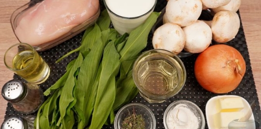 Фото приготовления рецепта: Курица в сливочном соусе с грибами и черемшой - шаг №1