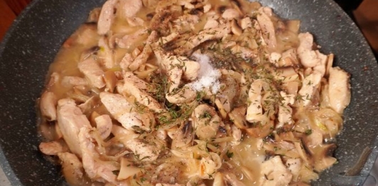 Фото приготовления рецепта: Курица в сливочном соусе с грибами и черемшой - шаг №14