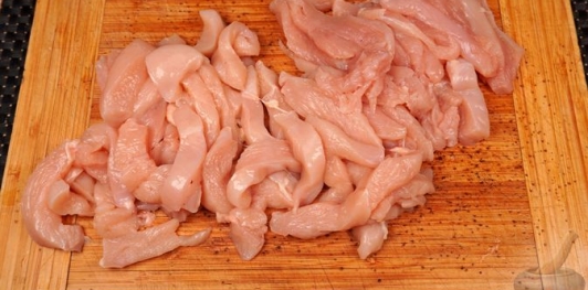 Фото приготовления рецепта: Курица в сливочном соусе с грибами и черемшой - шаг №5