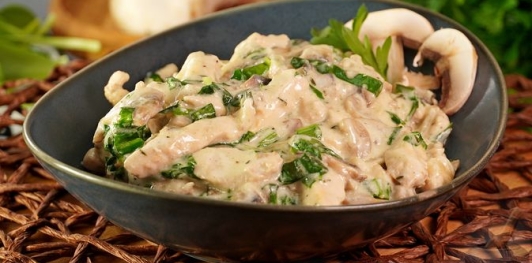 Фото приготовления рецепта: Курица в сливочном соусе с грибами и черемшой - шаг №20