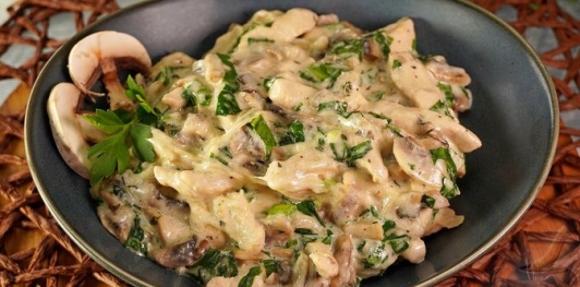 Фото приготовления рецепта: Курица в сливочном соусе с грибами и черемшой - шаг №21