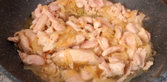 Фото приготовления рецепта: Курица в сливочном соусе с грибами и черемшой - шаг №10