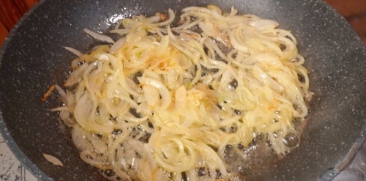 Фото приготовления рецепта: Курица в сливочном соусе с грибами и черемшой - шаг №4