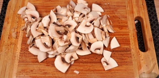 Фото приготовления рецепта: Курица в сливочном соусе с грибами и черемшой - шаг №6