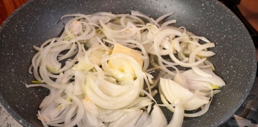 Фото приготовления рецепта: Курица в сливочном соусе с грибами и черемшой - шаг №3