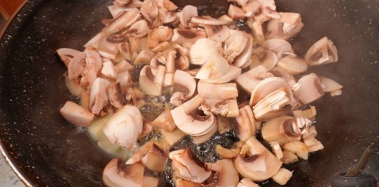 Фото приготовления рецепта: Курица в сливочном соусе с грибами и черемшой - шаг №8