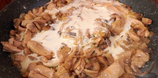 Фото приготовления рецепта: Курица в сливочном соусе с грибами и черемшой - шаг №16