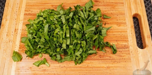 Фото приготовления рецепта: Курица в сливочном соусе с грибами и черемшой - шаг №13