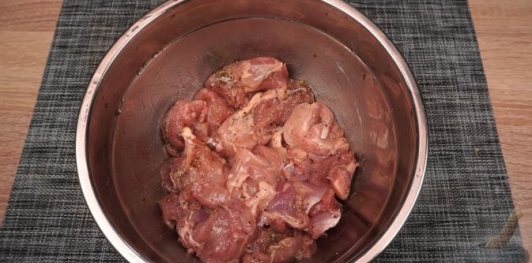 Фото приготовления рецепта: Курица, запечённая со свёклой и фетой - шаг №10