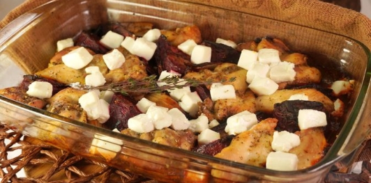 Фото приготовления рецепта: Курица, запечённая со свёклой и фетой - шаг №15