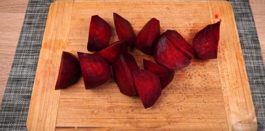 Фото приготовления рецепта: Курица, запечённая со свёклой и фетой - шаг №2