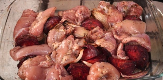 Фото приготовления рецепта: Курица, запечённая со свёклой и фетой - шаг №12