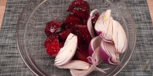 Фото приготовления рецепта: Курица, запечённая со свёклой и фетой - шаг №6