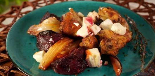 Фото приготовления рецепта: Курица, запечённая со свёклой и фетой - шаг №17