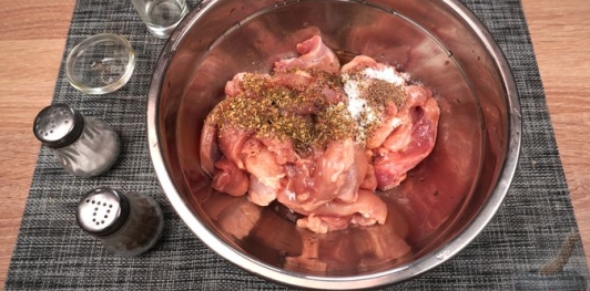 Фото приготовления рецепта: Курица, запечённая со свёклой и фетой - шаг №9