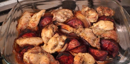 Фото приготовления рецепта: Курица, запечённая со свёклой и фетой - шаг №13