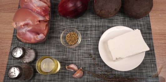 Фото приготовления рецепта: Курица, запечённая со свёклой и фетой - шаг №1